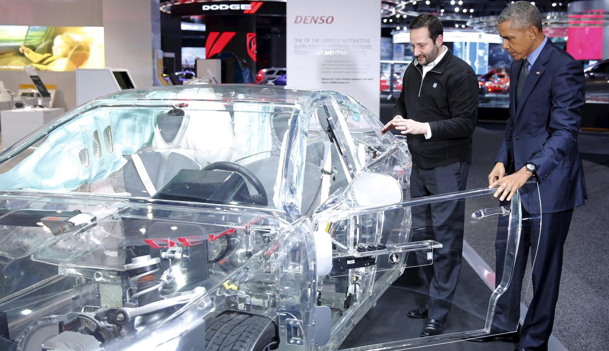 Presiden AS Barack Obama membuka pintu depan mobil transparan saat dipamerkan di North American International Auto Show di Detroit, Michigan (20/1). Obama terkagum melihat sebuah mobil transparan yang dipamerkan. (REUTERS/Jonathan Ernst)