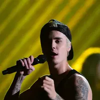 Di atas panggung Justin Bieber punya penampilan yang luar biasa. Sering kali bernyanyi dibarengin dengan aksi ngedance. Naas, Justin Bieber terpeleset diatas panggung. (Bintang.com/AFP)