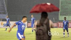 Sergio Van Dijk dan rekan-rekannya berlatih di bawah guyuran hujan di Stadion Manahan, Solo, Jumat (24/2/2017). Persib akan bersua Mitra Kukar pada babak 8 besar Piala Presiden 2017. (Bola.com/Nicklas Hanoatubun)