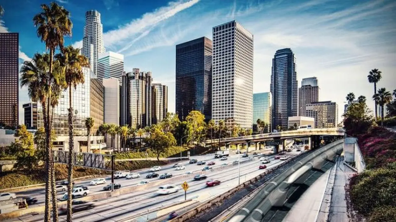 Transportasi super cepat besutan Hyperloop Transportation Technologies (HTT). 