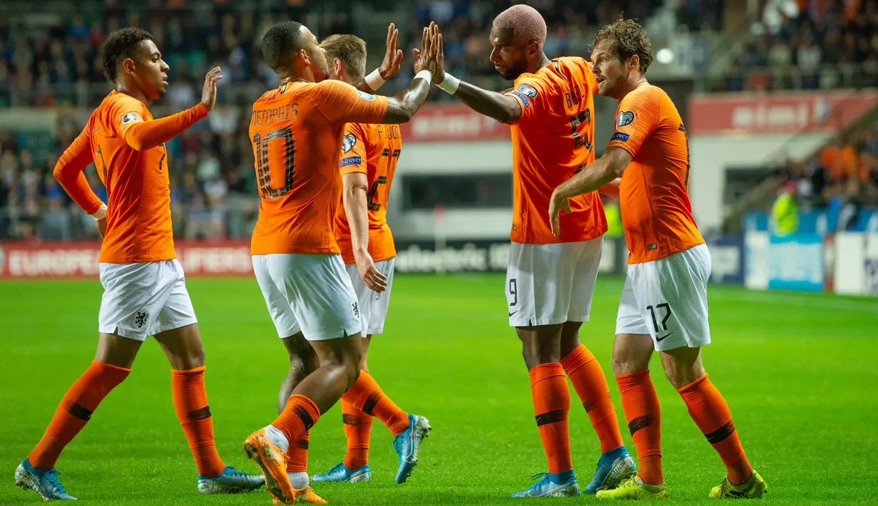 Para pemain Belanda merayakan gol yang Ryan Babel ke gawang Estonia pada laga Kualifikasi Piala Eropa 2020 di Talinn, Estonia, Senin (9/9). Estonia kalah 0-4 dari Belanda. (AFP/Raigo Pajula)