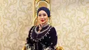 Reza Artamevia tampil luar biasa menawan dibalut kebaya beludru modern berwarna biru tua. Kebaya panjang ini memiliki bordir floral dari benang emas yang menambah kesan mewah dan mahal pada keseluruhan penampilan Reza Artamevia di sini, belum lagi padu padan kain batik kuning sebagai rok dan turban biru tua yang serasi. [Foto: Instagram/rezaartameviaofficial]