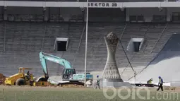 Pekerja menyelesaikan proyek renovasi Stadion Utama Gelora Bung Karno (SUGBK). Renovasi stadion kebanggaan Indonesia tersebut ditargetkan akan rampung pada Oktober 2017. (Bola.com/M Iqbal Ichsan)