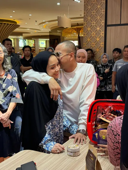 <p>Raffi dan Nagita memperlihatkan kebersamaan mereka di depan publik. Nagita tampak tersipu malu.&nbsp;(Foto: Instagram/ raffinagita1717)</p>