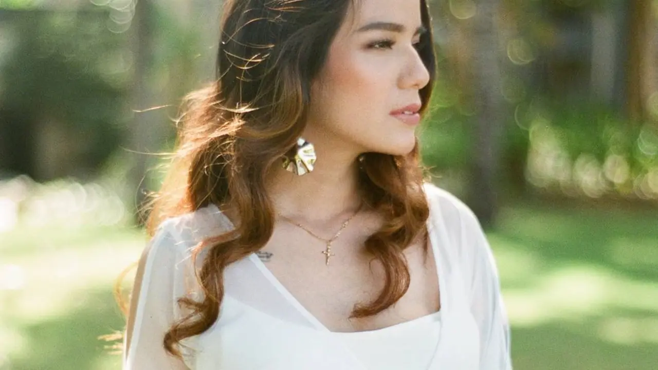 FOTO: Gaya Sheila Marcia dengan Outfit Serba Putih, Auranya Terpancar