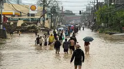 Badai Tropis Penha memicu banjir besar dan kerusakan di wilayah Iligan City, Lanao del Norte, pada Jumat 6 Februari 2026. Meski arah badai sempat bergeser, hujan lebat yang terus-menerus tetap mengakibatkan banjir di berbagai titik di kota tersebut. Tampak dalam foto, warga berjalan menerobos genangan air yang dibawa oleh Badai Tropis Penha di Iligan, provinsi Lanao del Norte, Filipina, pada Jumat 6 Februari 2026. (Merlyn Manos/AFP)