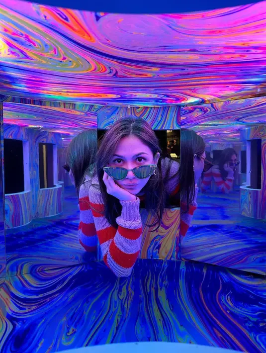 Museum date ala pengantin baru yang menggemaskan. Jessica Mila tampak cantik menawan mengenakan sweater rajut bergaris bernuansa merah-merah muda, dipadunya dengan celana panjang hijau. Foto: Instagram.