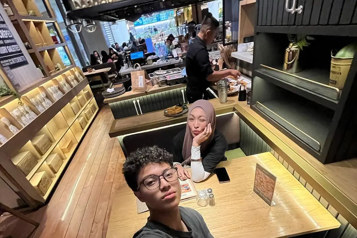 Potret Keanu Massaid bersama sang ibu saat quality time (Sumber: Instagram/@angelinasondakh09)