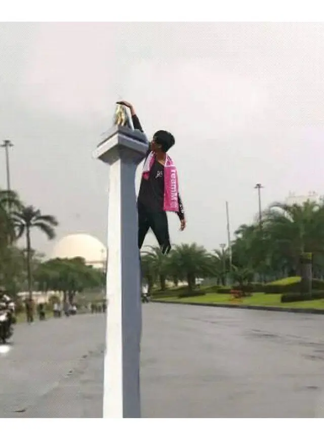Minta Edit Foto Supaya Sentuh Monas, Hasilnya Justru Bikin Kita Ngakak Geli