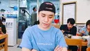 Dalam postingan foto tersebut, Seungri terlihat sedang duduk dan menatap mie yang ada di atas meja. Ia mengaku jika baru pertama kali memakan milmyeon. (Foto: instagram.com/seungriseyo)
