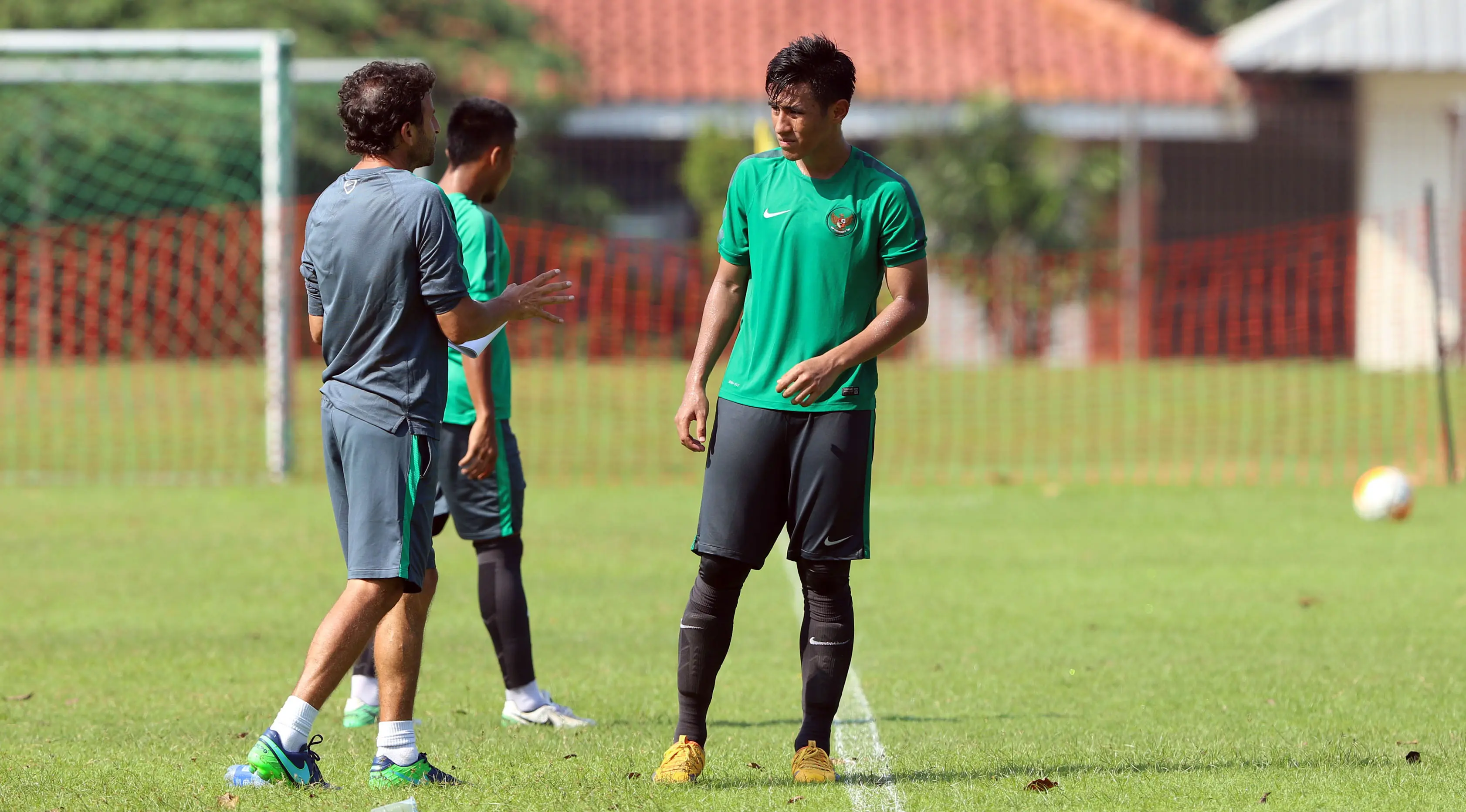 Pelatih Timnas U-22, Luis Milla (kiri) memberikan instruksi kepada Hanif Sjahbandi di sela-sela uji coba lawan Persita Tanger, Selasa (25/4/2017). (Liputan6.com/Helmi Fithriansyah)