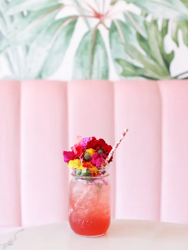 Contoh ilustrasi lychee lime lassi yoghurt