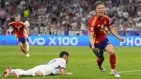 Penyerang Spanyol Dani Olmo merayakan gol kedua timnya yang dicetak ke gawang Prancis pada semifinal  Euro 2024 di Allianz Arena, Munchen, Rabu (10/7/2024) dini hari WIB. (AP Photo/Manu Fernandez)