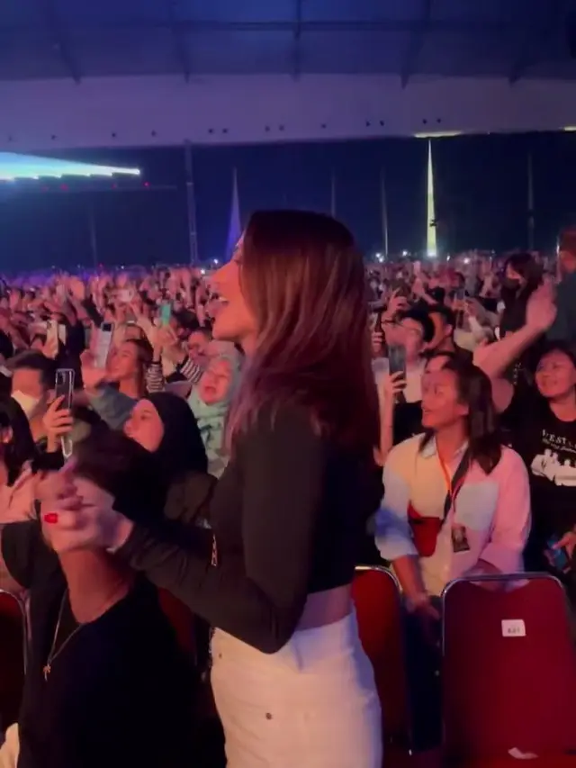 7 Potret Nia Ramadhani Nonton Konser Westlife, Bareng Sahabat