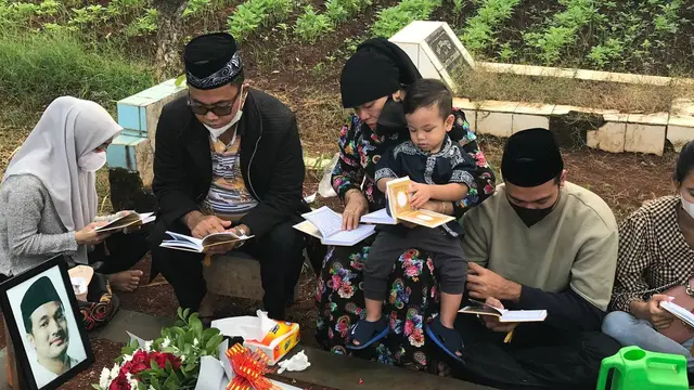 7 Potret Keluarga Haji Faisal Ziarah Makam dalam Momen Ulang Tahun Bibi Ardiansyah
