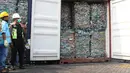 Polisi dan petugas tenaga kerja bongkar muat (TKBM) menunjukkan kontainer berisi sampah plastik di Tanjung Priok, Jakarta, Rabu (18/9/2019). Sampah plastik bercampur limbah B3 asal Australia tersebut merupakan hasil penindakan terhadap PT HI, PT NHI, dan PT ART. (Liputan6.com/Angga Yuniar)