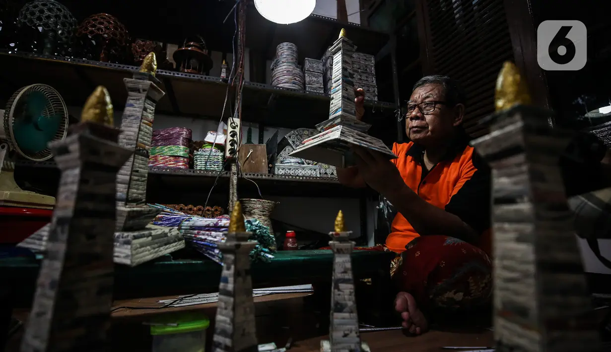 Sugito (68) menyelesaikan pembuatan miniatur Monas di Bank Sampah Tri Alam Lestari, Jakarta Selatan, Rabu (9/6/2021). Sugito menjual miniatur Monas, tempat tisu, lampu hias, wadah buah, tatakan gelas dengan harga Rp50 ribu hingga Rp500 ribu tergantung jenis dan ukuran. (Liputan6.com/Johan Tallo)