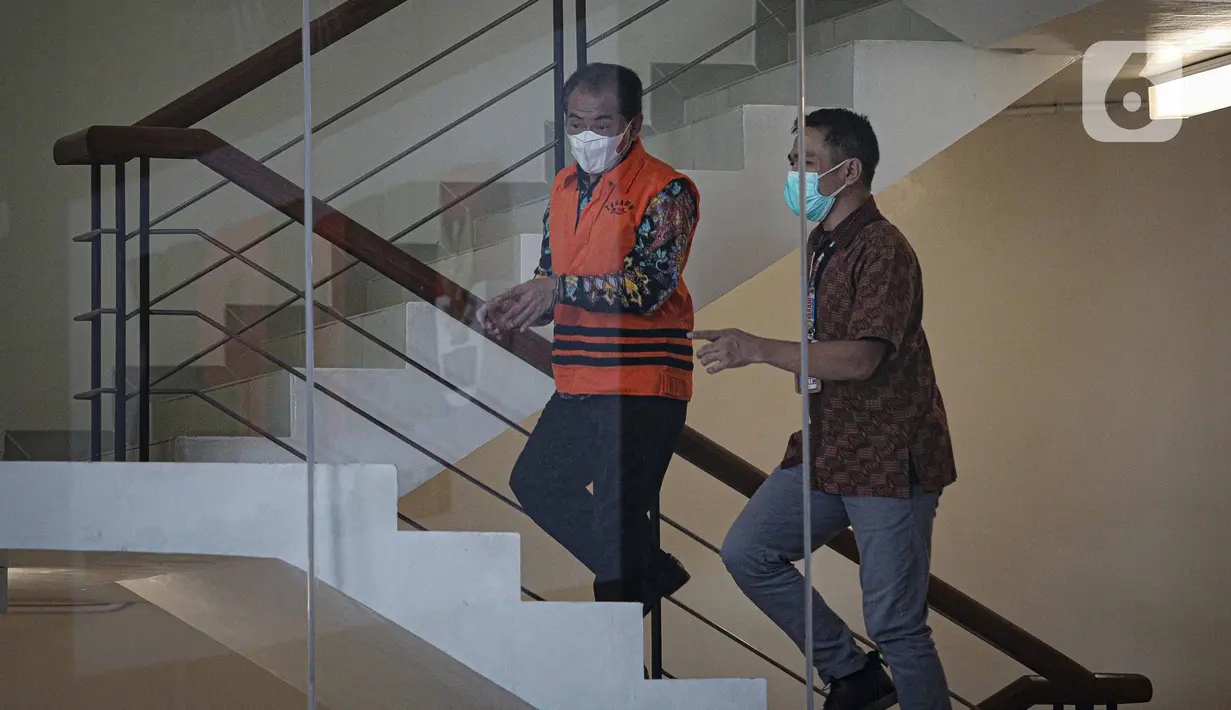 Bupati Banjarnegara Budhi Sarwono mengenakan rompi tahanan menaiki tangga di Gedung KPK, Jakarta, Jumat (24/9/2021). Bupati Banjarnegara Budhi Sarwono kembali menjalani pemeriksaan terkait kasus dugaan korupsi proyek infrastruktur. (Liputan6.com/Faizal Fanani)