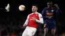 Bek kiri Arsenal, Sead Kolasinac berebut bola dengan pemain Valencia,  Mouctar Diakhaby dalam leg pertama semifinal Liga Europa di Emirates Stadium, Jumat (3/5/2019). Sempat tertinggal, Arsenal berhasil mengalahkan tamunya, Valencia dengan skor 3-1. (REUTERS/David Klein)