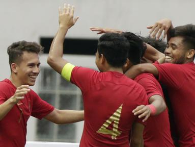 Gelandang Indonesia, Egy Maulana Vikri, merayakan kemenangan bersama rekannya atas Yordania pada laga persahabatan di Stadion Wibawa Mukti, Jawa Barat,  Sabtu (13/10/2018). Indonesia menang 3-2 atas Yordania. (Bola.com/M Iqbal Ichsan)