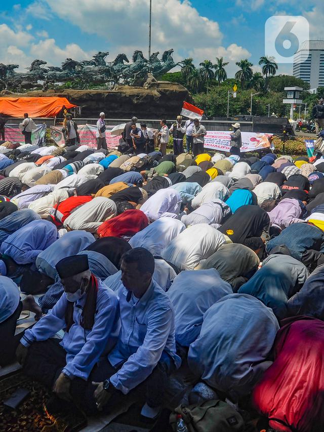 Massa Demo Sidang Putusan MK Gelar Salat Zuhur di Patung Kuda