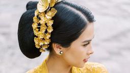 Untuk bagian kepala, Maudy Ayunda juga menyerahkan kepada sang perancang. Didiet Maulana menjelaskan model rambut Maudy terinspirasi dari sanggul perempuan Bali yang sudah bersuami yaitu Pusung Tagel. (Foto: Instagram/@didietmaulana)