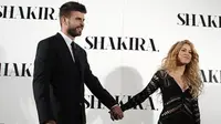 Shakira tampil mesra dengan kekasihnya, Gerard Pique saat promosi album terbarunya di Barcelona, Spanyol.