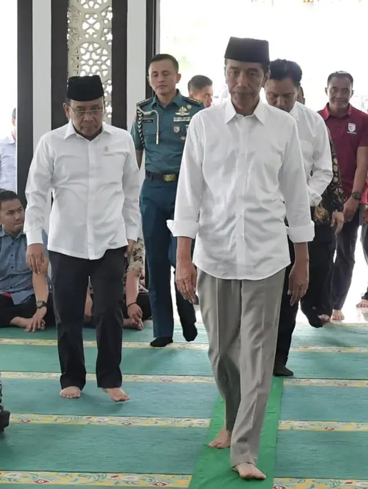 Presiden Joko Widodo dan pakar hukum tata negara, Yusril Ihza Mahendra bersiap menunaikan salat Jumat di Masjid Baitussalam di Kompleks Istana Bogor, Jawa Barat, Jumat (30/11). (Liputan6.com/HO/Biropers)