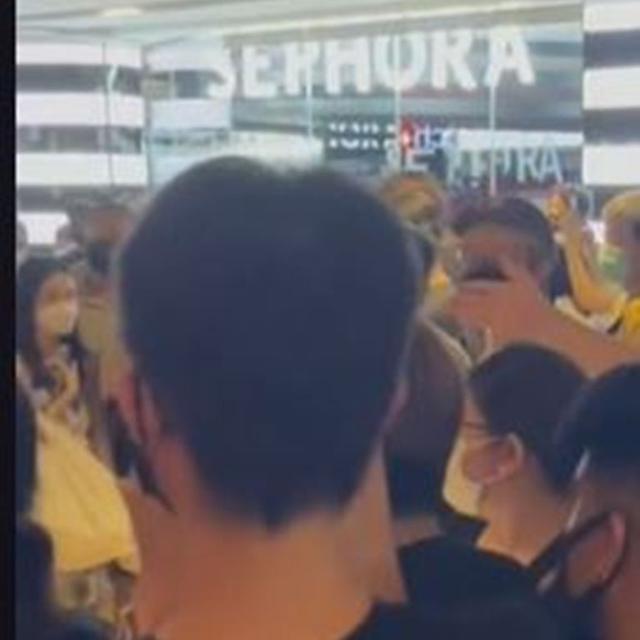 Antrean Pembeli Jam Tangan Kolaborasi Omega dan Swatch di Singapua bikin Kegaduhan hingga Pingsan