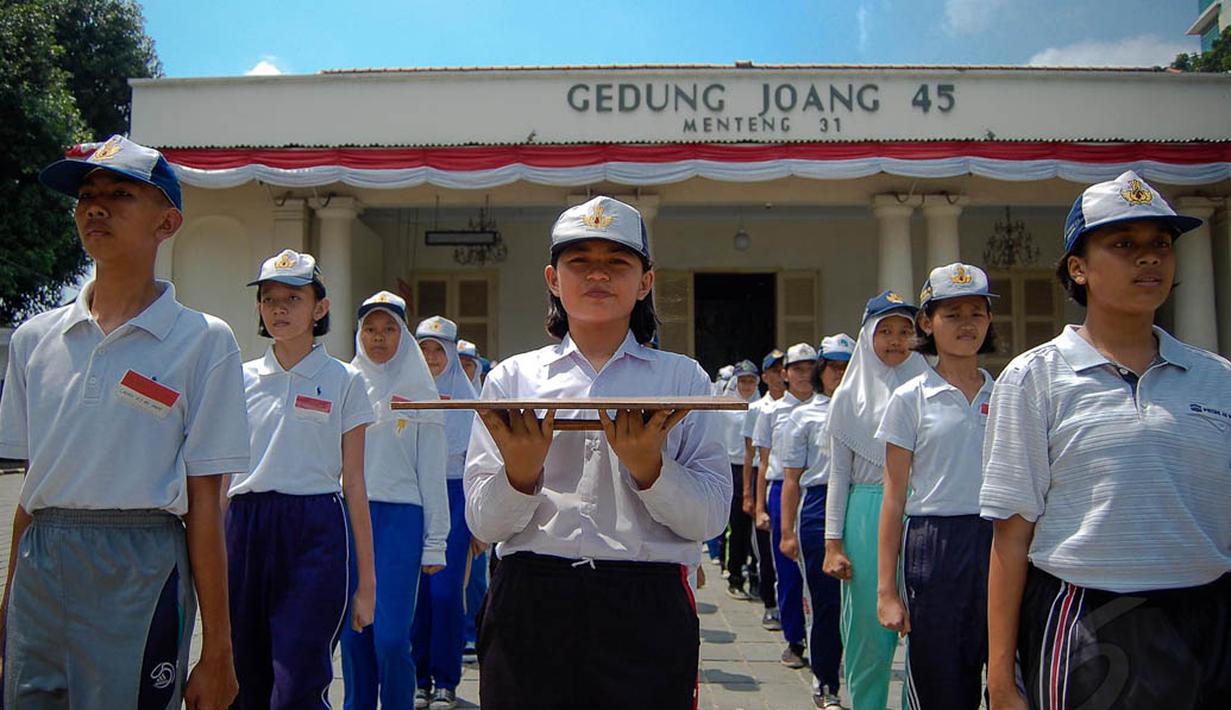 Para paskibra ini terlihat kompak mengenakan kaos putih, celana training serta topi, Jakarta, Kamis (14/8/14). (Liputan6.com/Faizal Fanani)