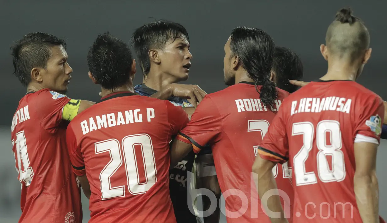 Kapten Arema, Alfarizi, bersitegang dengan pemain Persija pada laga lanjutan liga 1 Indonesia di Stadion Patriot, Bekasi, Jumat (02/06/2017). Persija Menang 2-0. (Bola.com/M Iqbal Ichsan)
