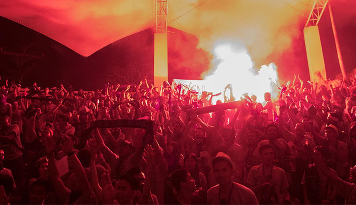 Ratusan anggota Inter Club Indonesia menyalakan suar pada acara puncak Gathering Nasional ke-4 di GWK, Bali, Sabtu (29/8/2015). (Bola.com/Vitalis Yogi Trisna)