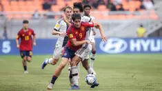 Pemain Timnas Jerman U-17, Paris David Odogu (tengah),&nbsp;berusaha menghalau pergerakan pemain Spanyol U-17, Marc Guiu dalam pertandingan perempat final Piala Dunia U-17 2023 yang berlangsung di Jakarta International Stadium, Jumat (24/11/2023). (Bola.com/Bagaskara Lazuardi)
