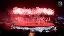 Pemandangan menakjubkan saat pesta kembang api dalam pembukaan Asian Games 2018 di Stadion Utama Gelora Bung Karno (SUGBK), Senayan, Jakarta, Sabtu (18/8). (Bola.com/Iqbal Ichsan)