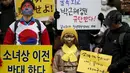 Sejumlah orang menggelar aksi Anti - Jepang selama protes atas perbudakan wanita korsel yang menjadi budak seks, Seoul, Korea Selatan, (30/12). Mereka meminta Jepang meminta maaf kepada para wanita korban seks tersebut. ( REUTERS/Kim Hong - Ji)