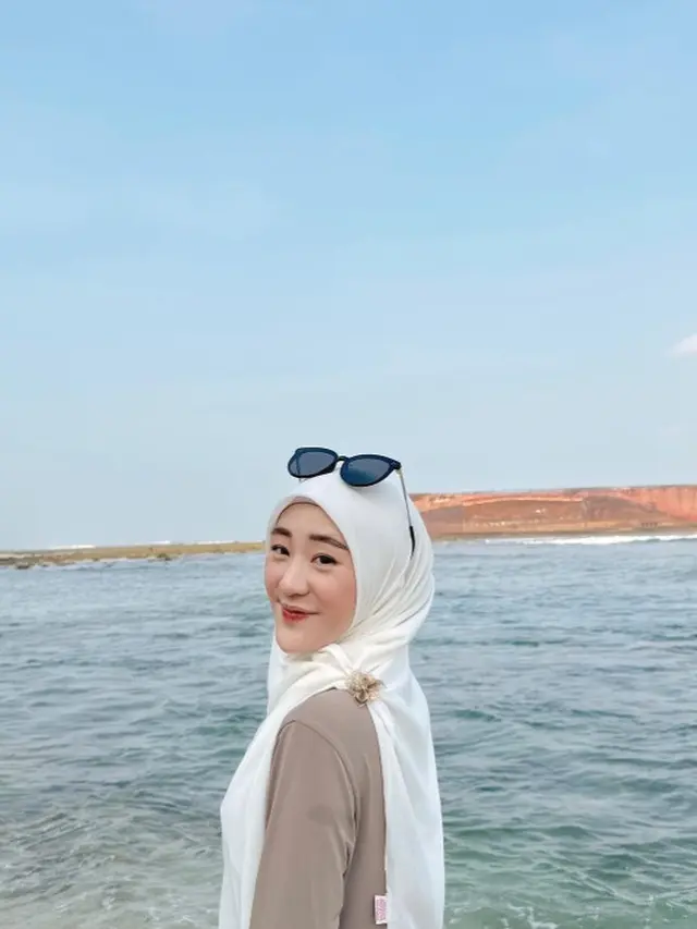 Potret Larissa Chou di pantai tersenyum manis (Instagram/@larissachou)