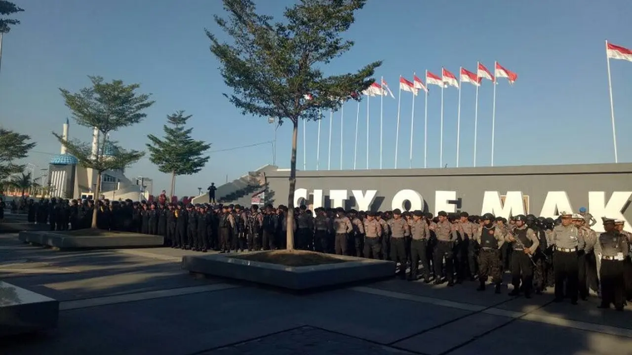 Ribuan personil Kepolisian apel siaga jelang kedatangan Presiden Jokowi ke Makassar yang berlangsung di Anjungan Pantai Losari Makassar (Liputan6.com/ Eka Hakim)