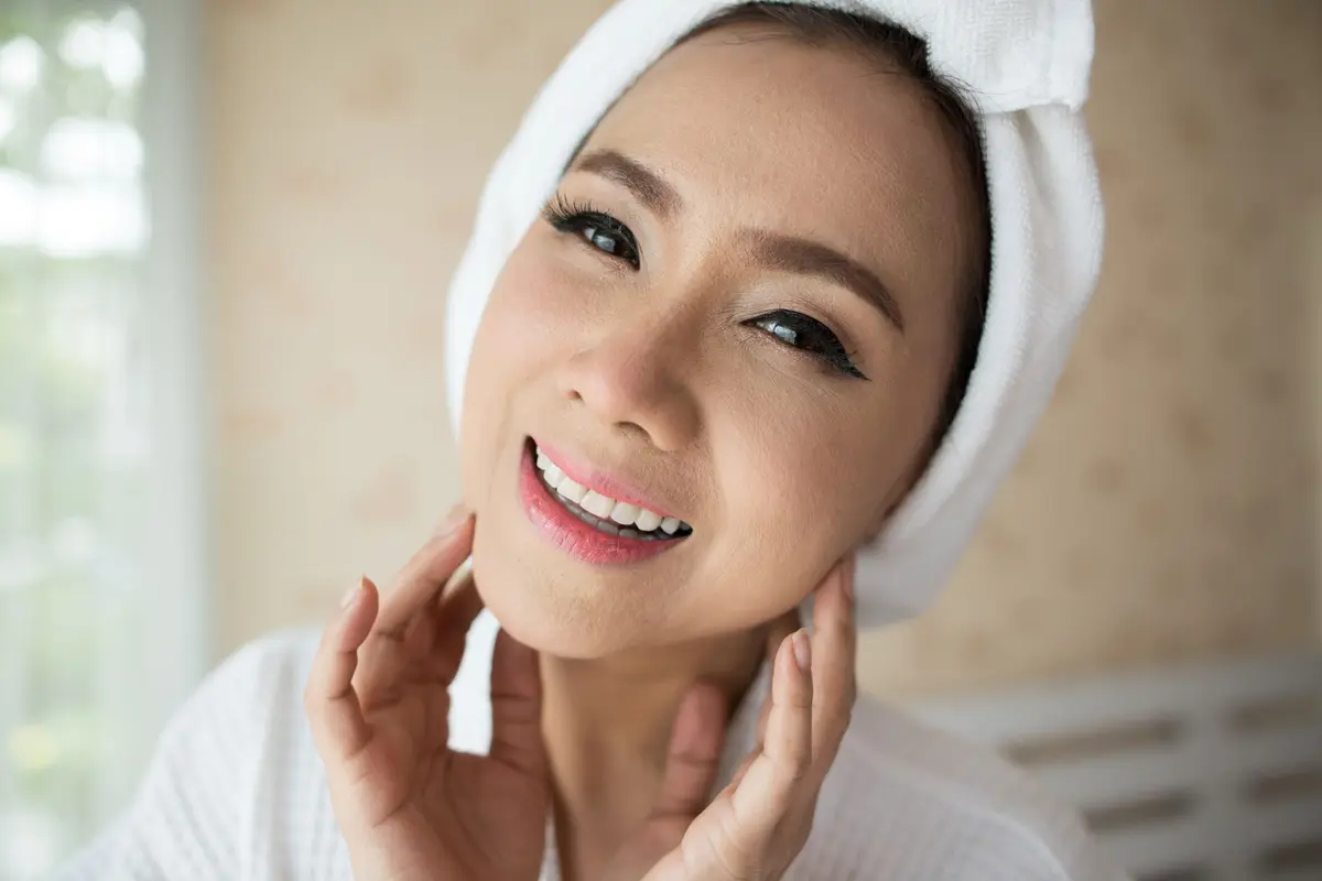 Memasuki Umur 40, Namun Ingin Kulit Tetap Awet Muda? Simak 7 Tips Aplikasi Produk Skincare Harian Wajib agar Awet Muda