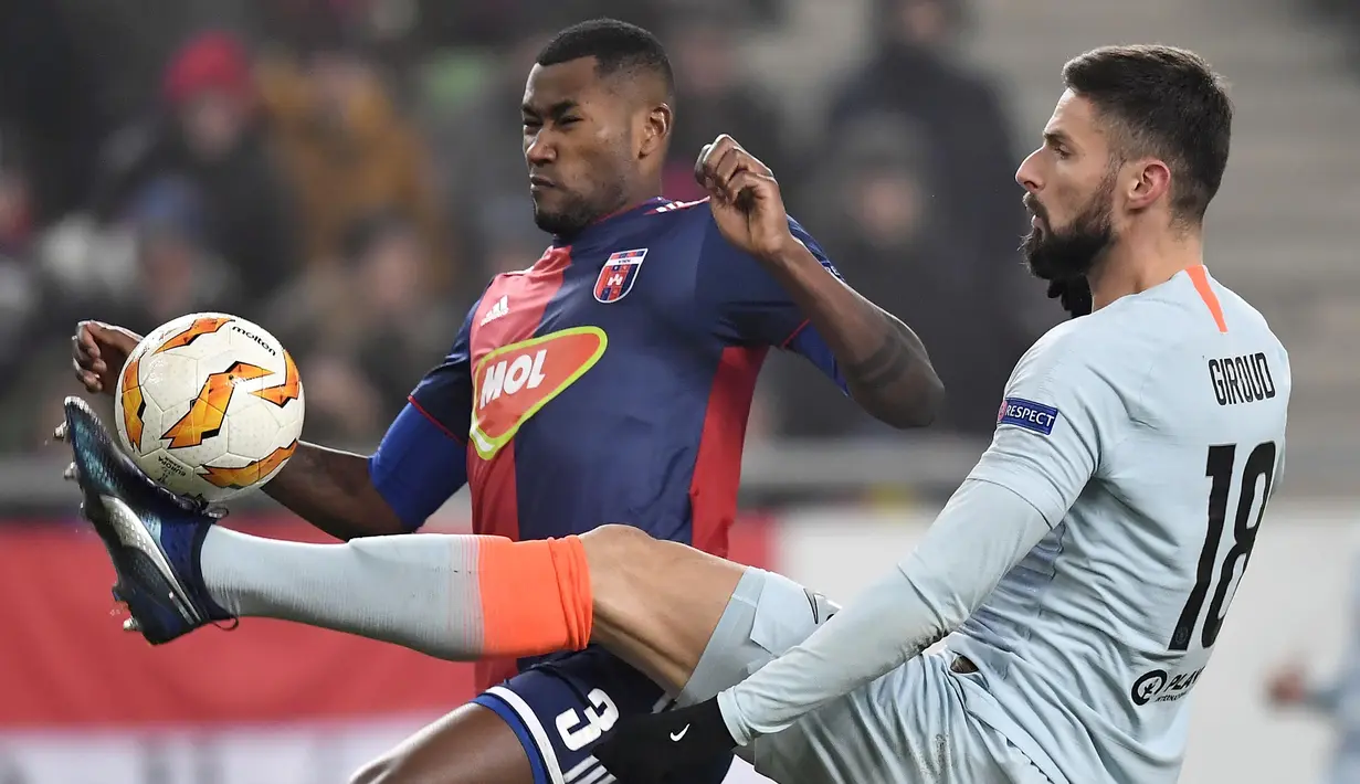 Striker Chelsea, Olivier Giroud, berebut bola dengan pemain Vidi FC, Paulo Vinicius, pada laga Liga Europa di Stadion Groupama, Hungaria, Kamis (13/12). Kedua tim bermain imbang 2-2. (AP/Tibor Illyes)