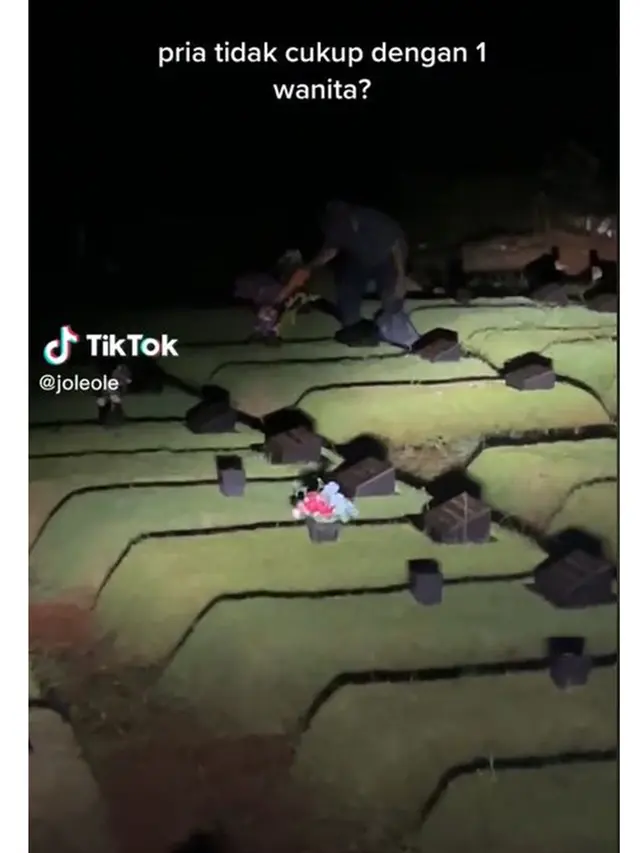 Cinta Tak Terbatas Waktu, Pria Ini Tiap Pagi Datangi Makam Istrinya Sebelum Kerja
