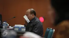  Hakim tinggi pada Pengadilan Tinggi (PT) Jambi, Pangeran Napitupulu mendengarkan keterangan saksi saat disidangkan dalam MKH , Jakarta, Rabu (4/1). Napitupulu disidangkan dalam MKH atas dugaan menerima suap Rp 1 miliar. (Liputan6.com/Faizal Fanani)