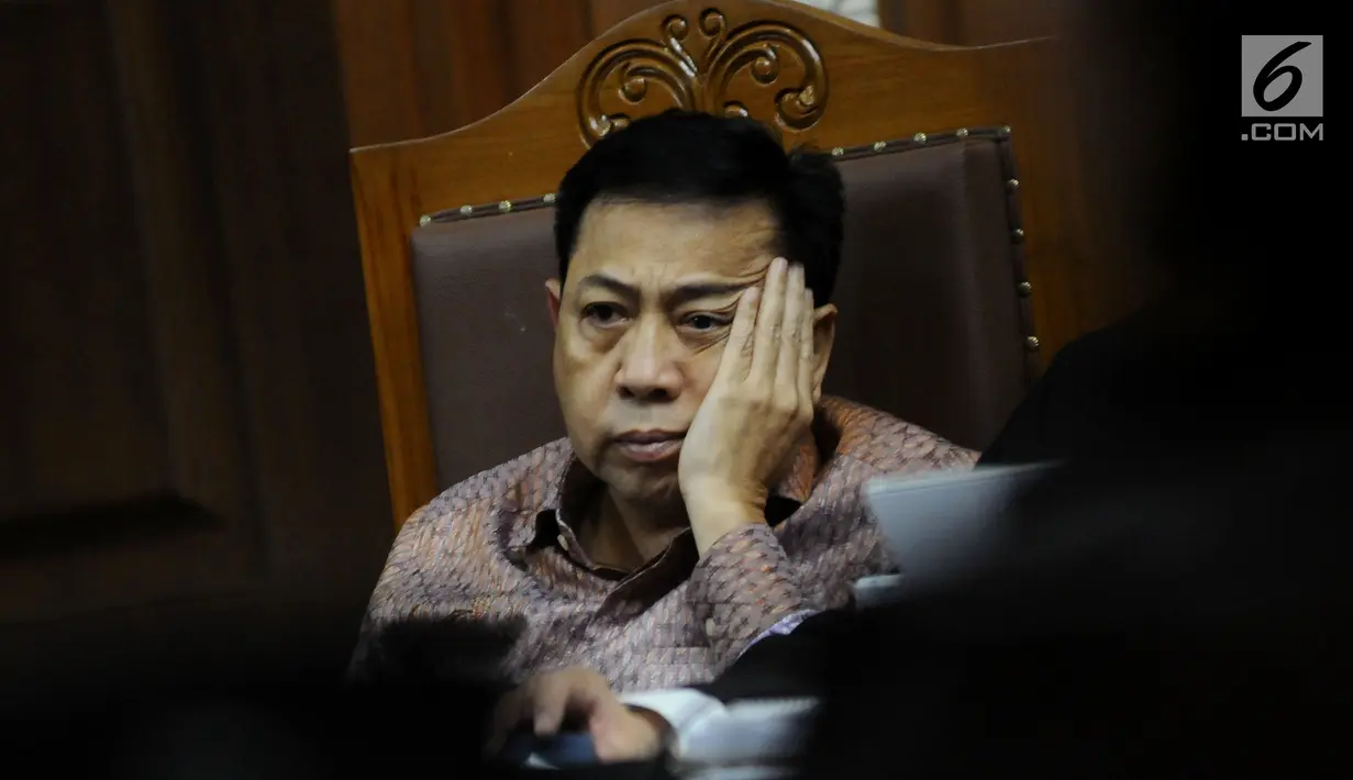 Terdakwa dugaan korupsi proyek e-KTP Setya Novanto saat mengikuti sidang lanjutan di Pengadilan Tipikor, Jakarta, Senin (15/1). Sidang bergaendakan mendengar keterangan saksi. (Liputan6.com/Helmi Fithriansyah)
