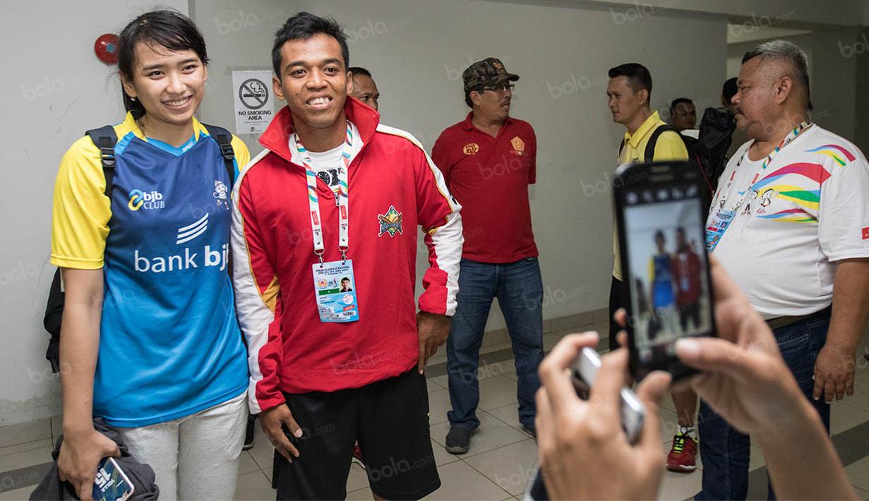 Meski sudah lelah habis bertanding, Yolla Yuliana tetap sabar menyapa para fans yang menunggunya untuk foto bareng. (Bola.com/Vitalis Yogi Trisna)