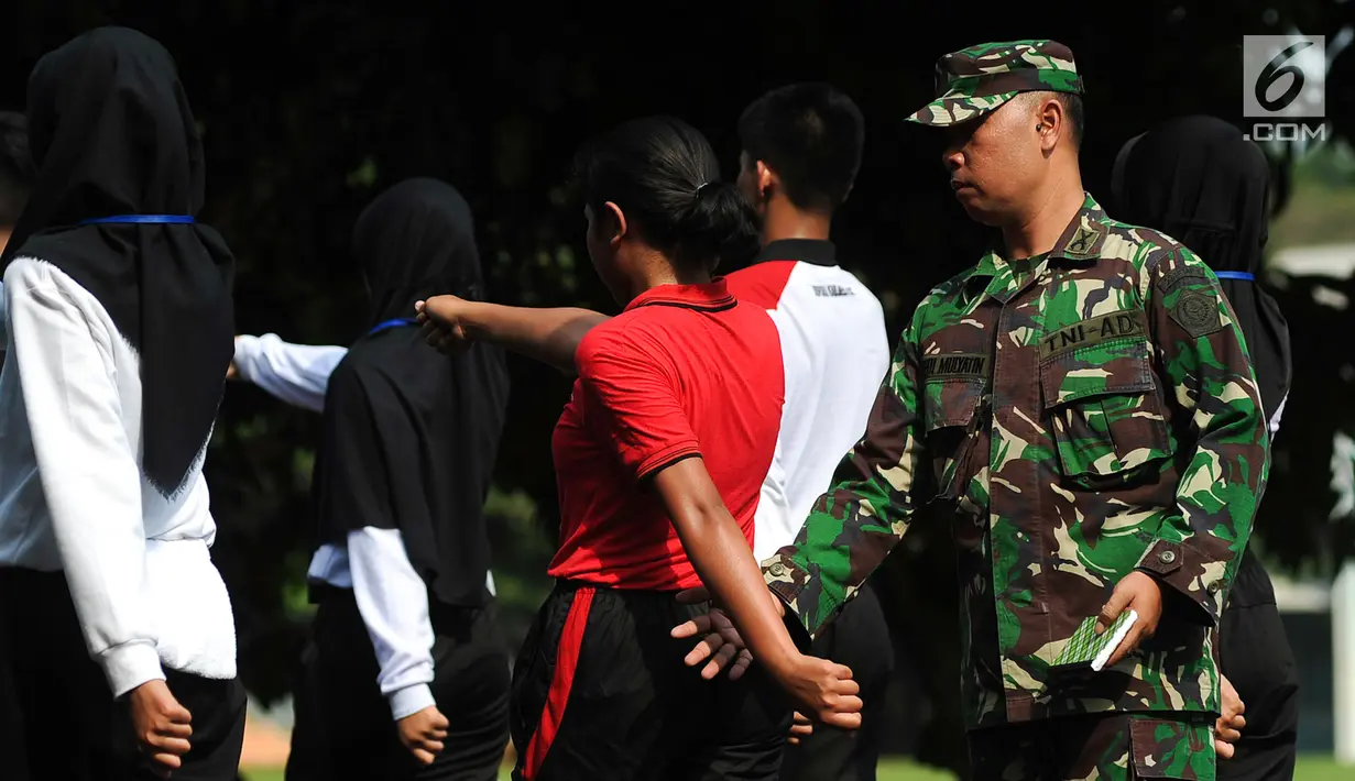 Tim pelatih calon Paskibraka saat memberikan pelatihan baris berbaris di PPPON, Cibubur, Jakarta Timur, Kamis (27/7). Hari ke-3 diklat, calon Paskibraka mulai dilatih baris berbaris oleh tim pelatih dari TNI dan Polri. (Liputan6.com/Yoppy Renato)