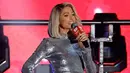 <p>Paris Hilton berbicara pada acara iHeartRadio 102.7 KIIS FM's Jingle Ball 2022 yang dipersembahkan oleh Capital One di The Kia Forum, Inglewood, California, Amerika Serikat, 2 Desember 2022. Memamerkan sosoknya dengan ansambel torso-baring, rok cantik ini juga menampilkan belahan paha dan lapisan detail ruffle. (Kevin Winter/Getty Images for iHeartRadio/AFP)</p>