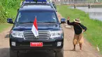 Presiden Joko Widodo menyapa seorang warga saat kunjungan ke Subang, Jabar, Jumat (26/12). (ANTARA FOTO/Agus Suparto)