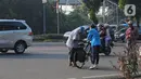 Mahasiswa memberikan makanan gratis kepada masyarakat di Universitas Kristen Indonesia (UKI), Cawang, Jakarta, Selasa (16/3/2021). Kegiatan berbagi makanan gratis yang dilakukan oleh civitas akademi UKI itu diselenggarakan selama tiga bulan. (Liputan6.com/Herman Zakharia)