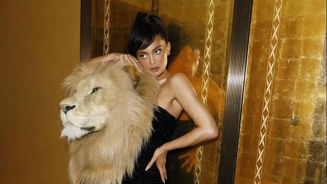 Gaya Sensasional Kylie Jenner di Schiaparelli Show, Pakai Gaun dengan Kepala Singa Besar