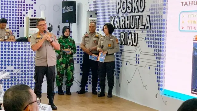 Kapolda Riau Irjen Agung Setya memaparkan cara kerja Dashboard Lancang Kuning mendeteksi kebakaran lahan.