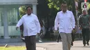 Ketua Umum Partai Gerindra Prabowo Subianto (kiri) didampingi Wakil Ketua Umum Partai Gerindra, Edhy Prabowo berjalan memasuki kompleks Istana Kepresidenan, Jakarta, Senin (21/10/2019).  Kedatangan Prabowo ke Istana memenuhi undangan dari Presiden Jokowi. (Liputan6.com/Angga Yuniar)